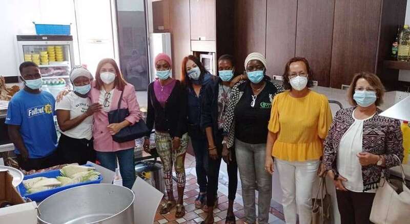 Las diputadas durante la visita a uno de los centros gestionados por la ONNG Quorum Social 77/TA.